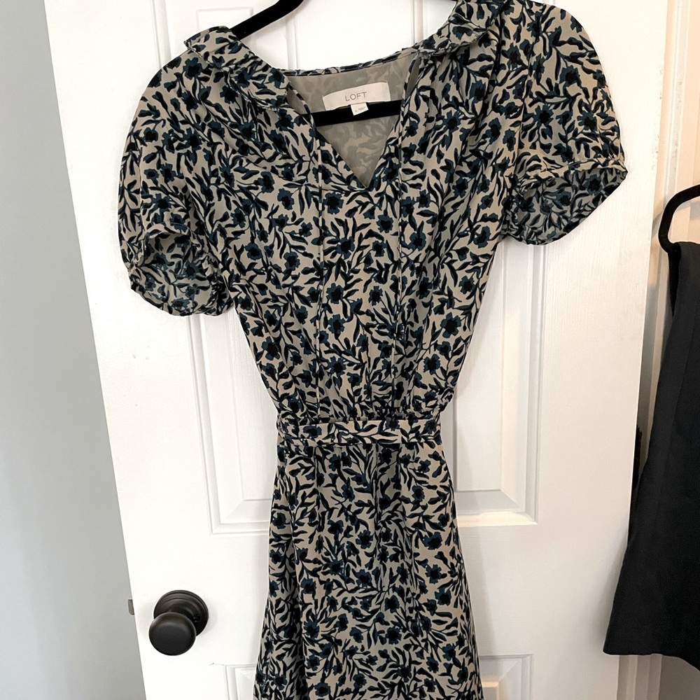 Loft beige and blue floral ruffle collar knee length dress size small